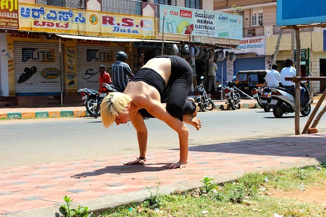 Meditation und Aktivität durch Power Yoga